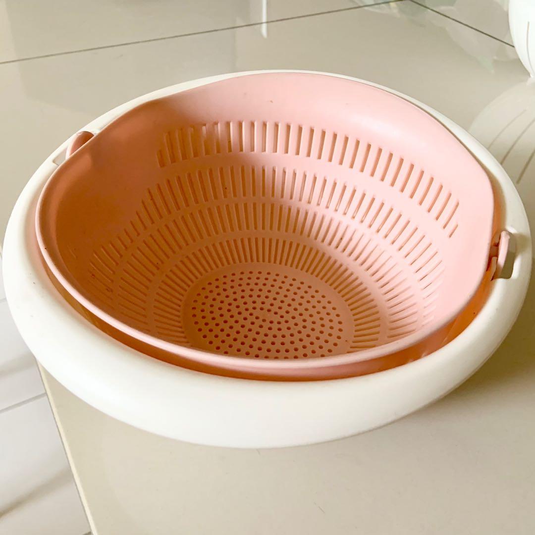 PLASTIC colander (Category: Food Organisation & Storage) located in Kuala Lumpur. Submitted by declutterin_junkies (Listing ID 1147168621, Image 1). Description: 18cm diameter plastic colander. Letting go because rarely used .