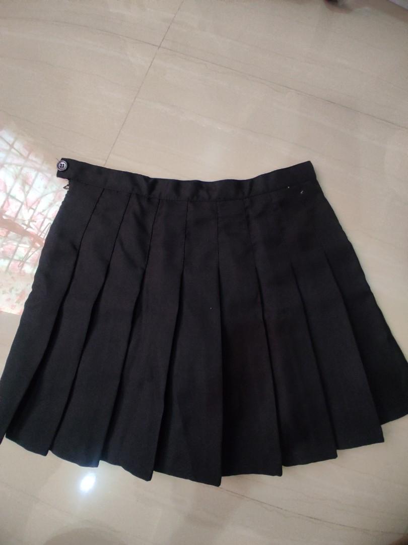 Pleated tennis skirt (Category: Skirts) located in Lian. Submitted by mickeys_preloved (Listing ID 1147174210, Image 1). Description: new, unused large size with inner shorts.