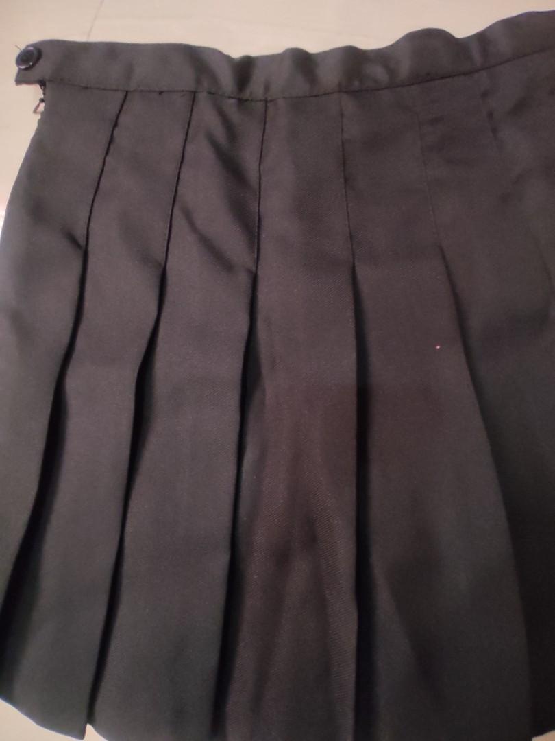 Pleated tennis skirt (Category: Skirts) located in Lian. Submitted by mickeys_preloved (Listing ID 1147174210, Image 2). Description: new, unused large size with inner shorts.