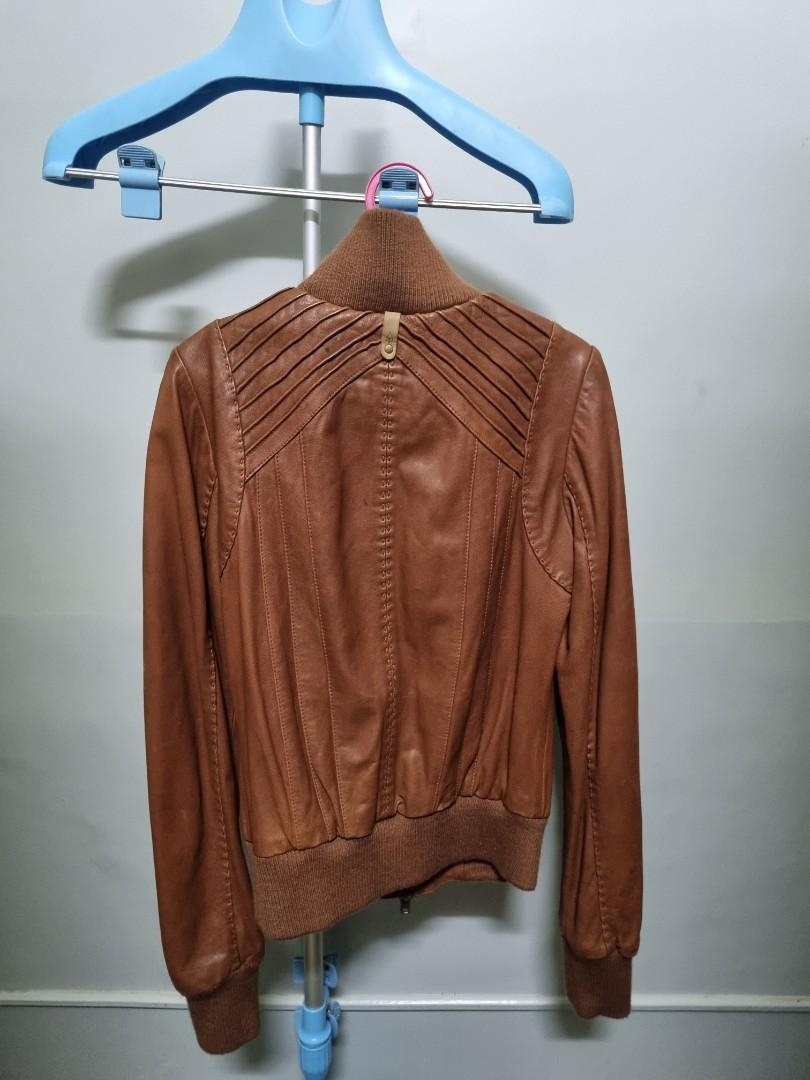 Real leather brown jacket (Category: Coats, Jackets and Outerwear) located in Quezon City. Submitted by rubykindipan (Listing ID 1147126890, Image 2). Description: bought in italy minimal damage.