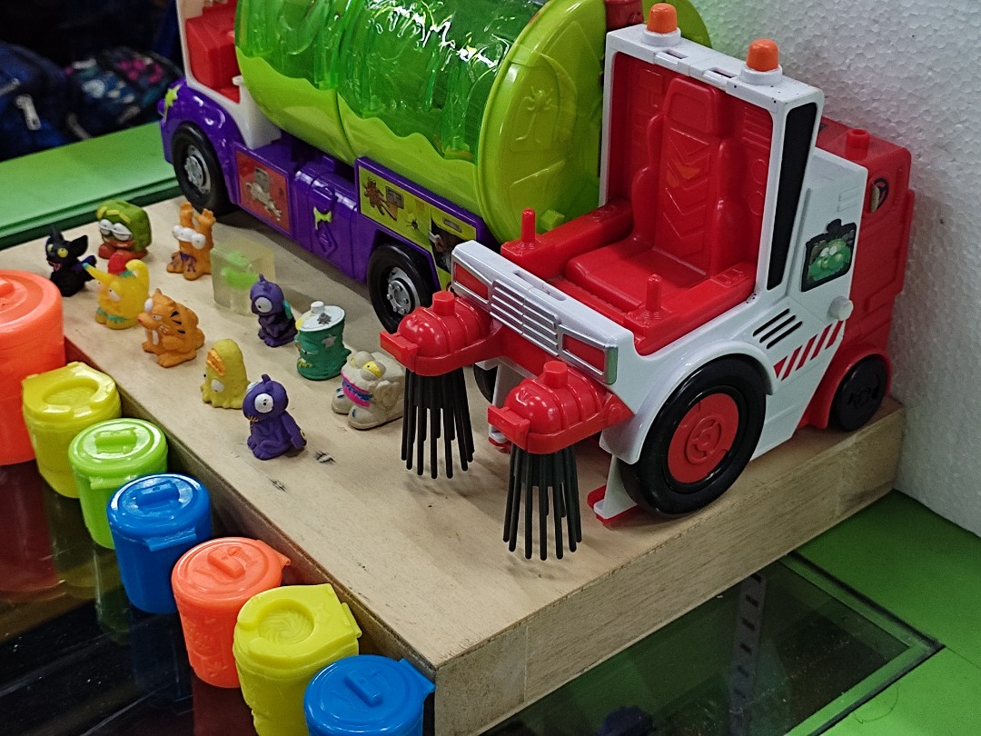 The trash top pack sewer truck