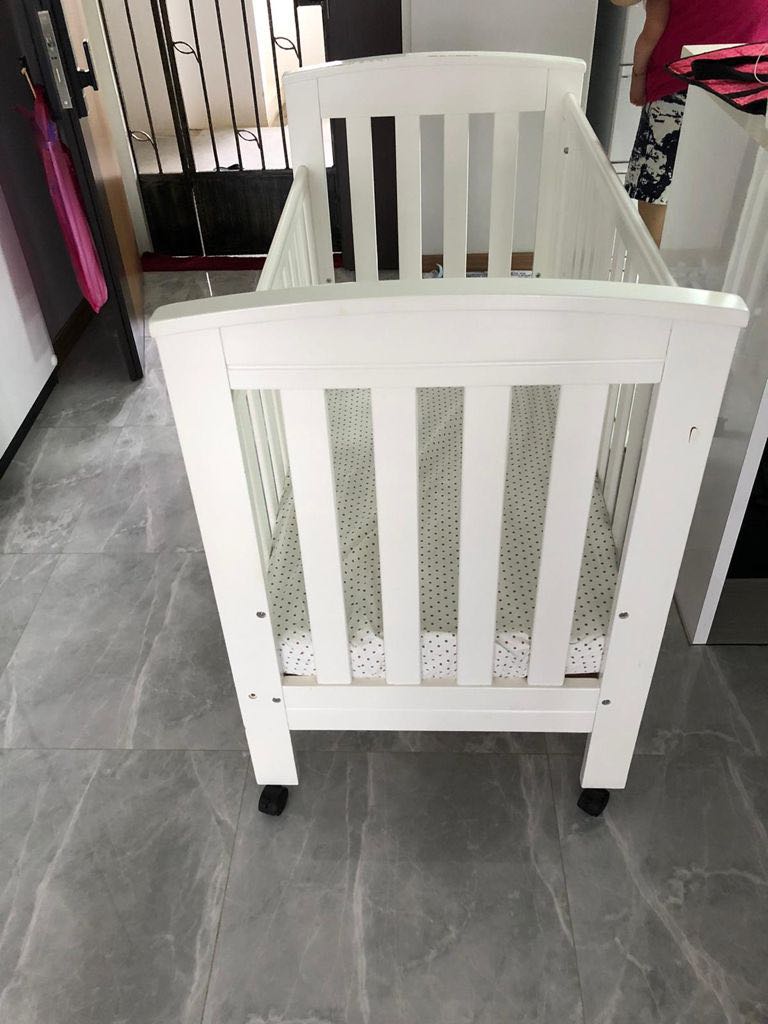 Baby Cot adjustable railing height , Babies & Kids, Baby Nursery
