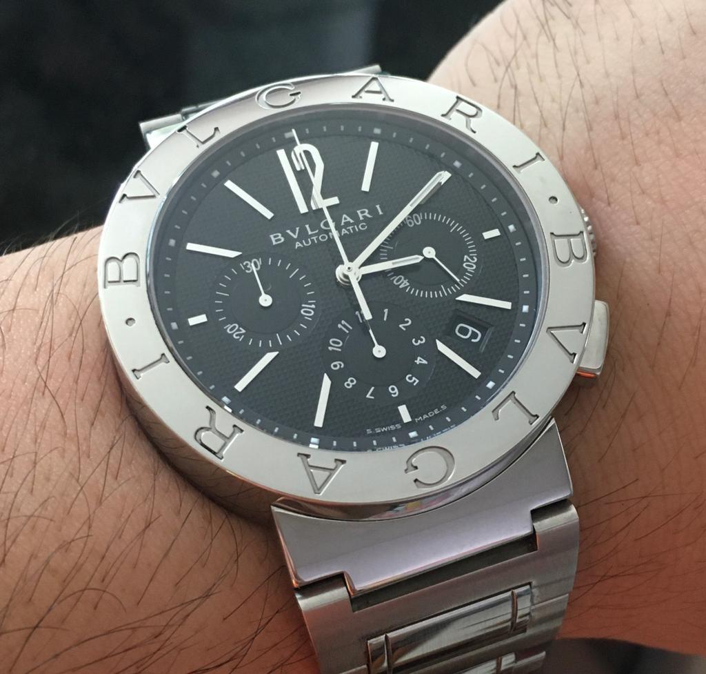 寶格麗bvlgari Bvlgari Chronograph Ss 42mm Black 42ssch 精鋼自動上鏈計三盤時手錶 原裝經典黑色格紋面盤日期窗顯示亮銀時標與指針不鏽鋼錶殼錶身直徑42mm 錶圈刻有bvlgari Bvlgari品牌名稱按動式折疊不鏽鋼錶帶藍寶石水晶玻璃鏡面自動上鍊機械機芯九成新淨錶