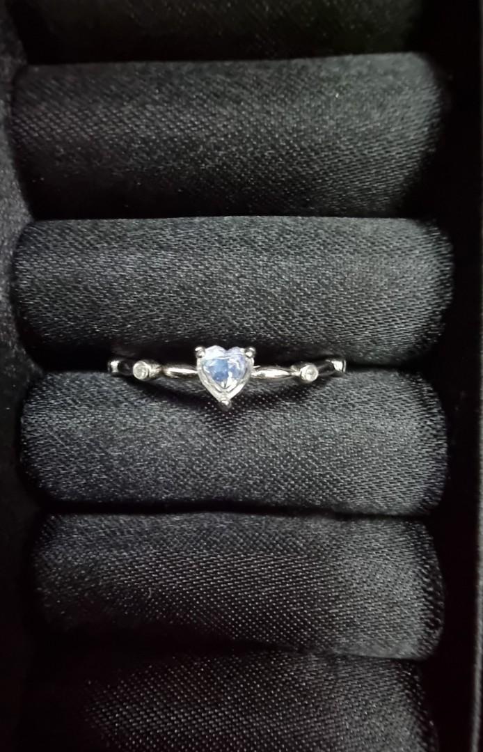 Dainty top heart ring