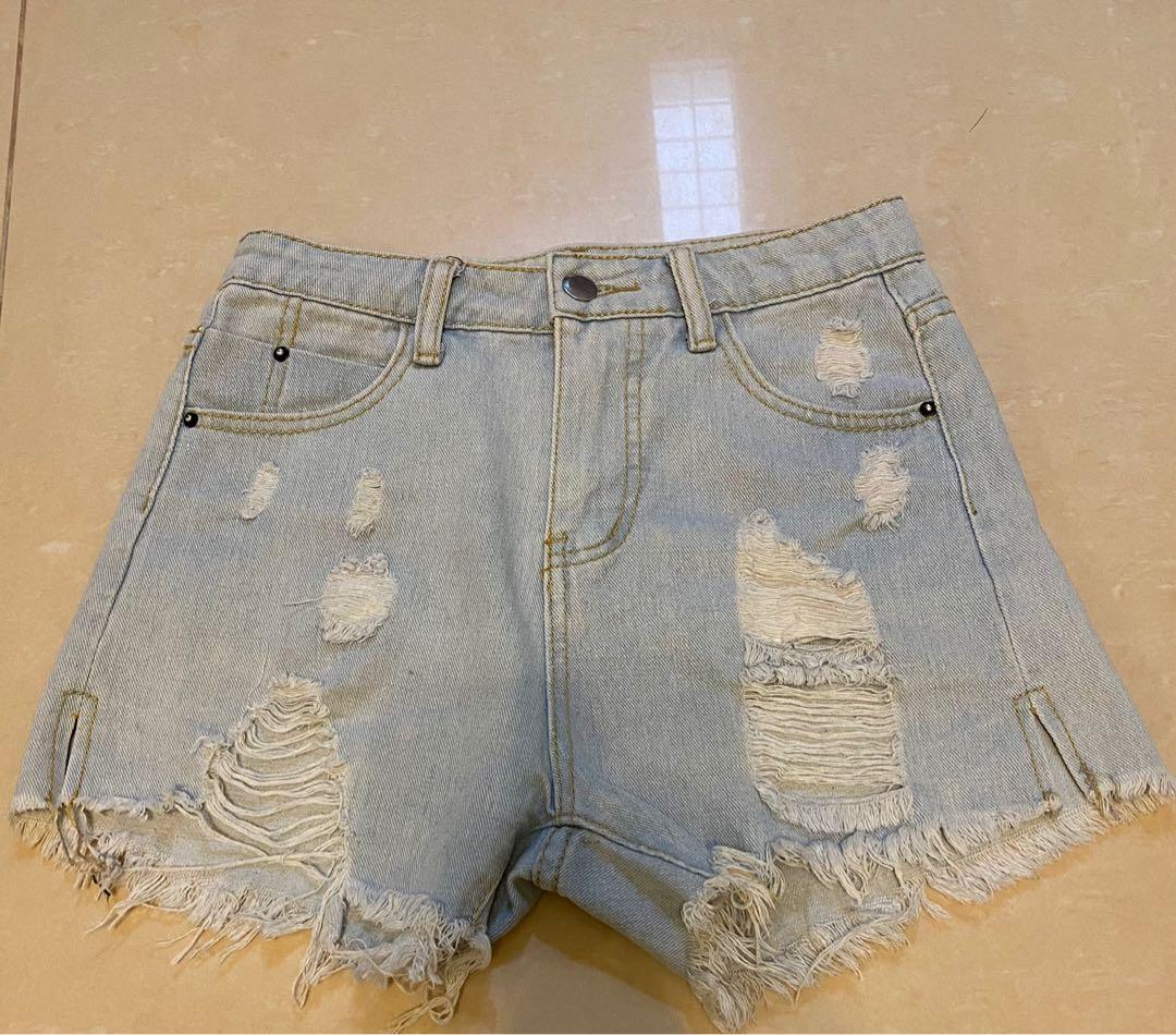 Denim short (Category: Shorts) located in Imus. Submitted by a_bys (Listing ID 1147320316, Image 1). Description: size 24-25 .
