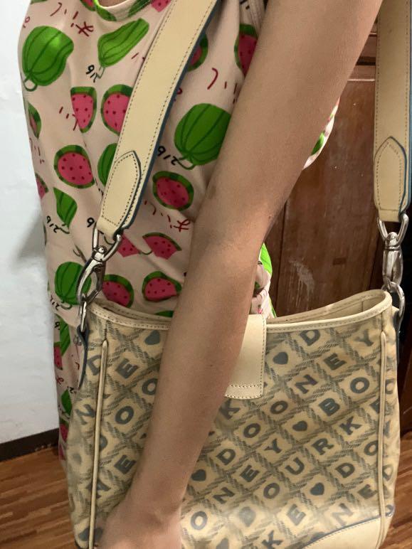 INTEREST CHECK: Vintage Doony and Bourke (Category: Luxury Bags & Wallets) located in Muntinlupa City. Submitted by _ccallan2 (Listing ID 1147450851, Image 2). Description: A little old but can definitely still be used. Perhaps a bit of repair would make it pretty again. Originally bought for $225, selling for only 4k. .