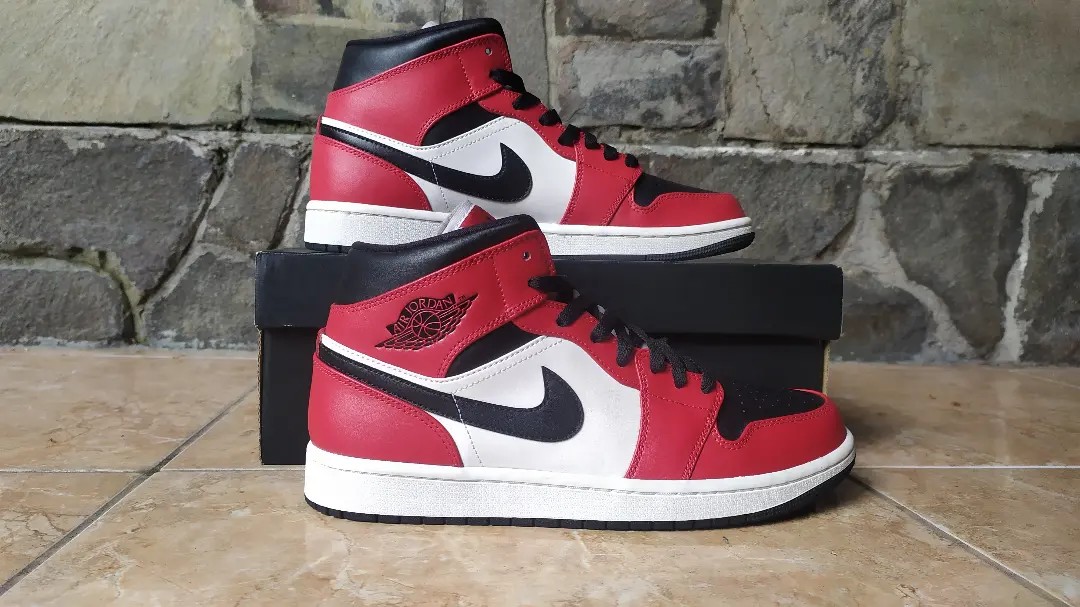 Nike AIR Jordan 1 Mid Chicago Black Toe, Fesyen Pria, Sepatu , Sneakers di  Carousell