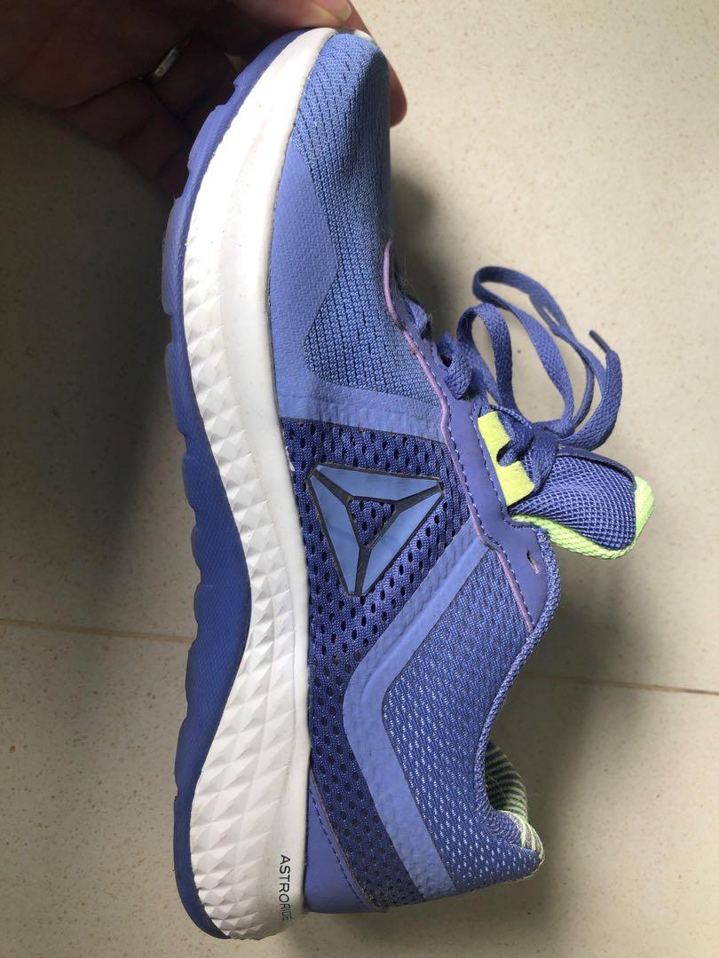 Reebok astroride top walking shoes
