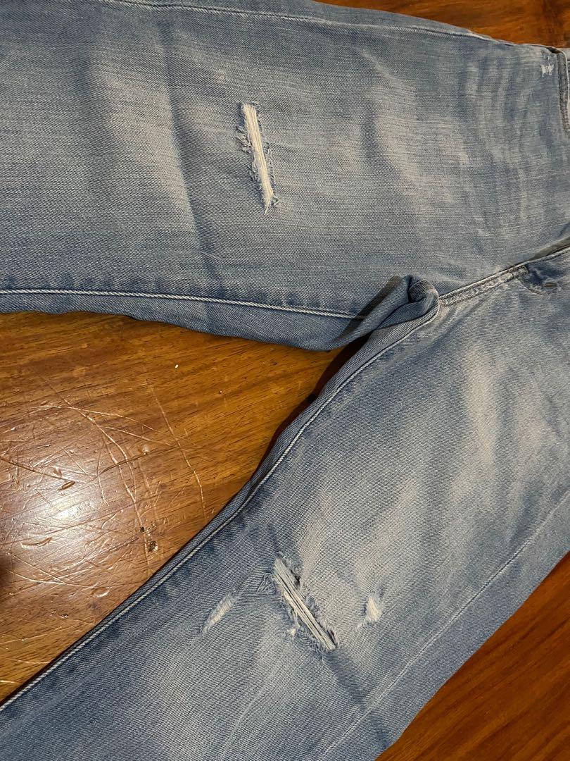 Uniqlo Jeans (Category: Jeans) located in Quezon City. Submitted by buckbids (Listing ID 1147390334, Image 3). Description: 26 waist line.