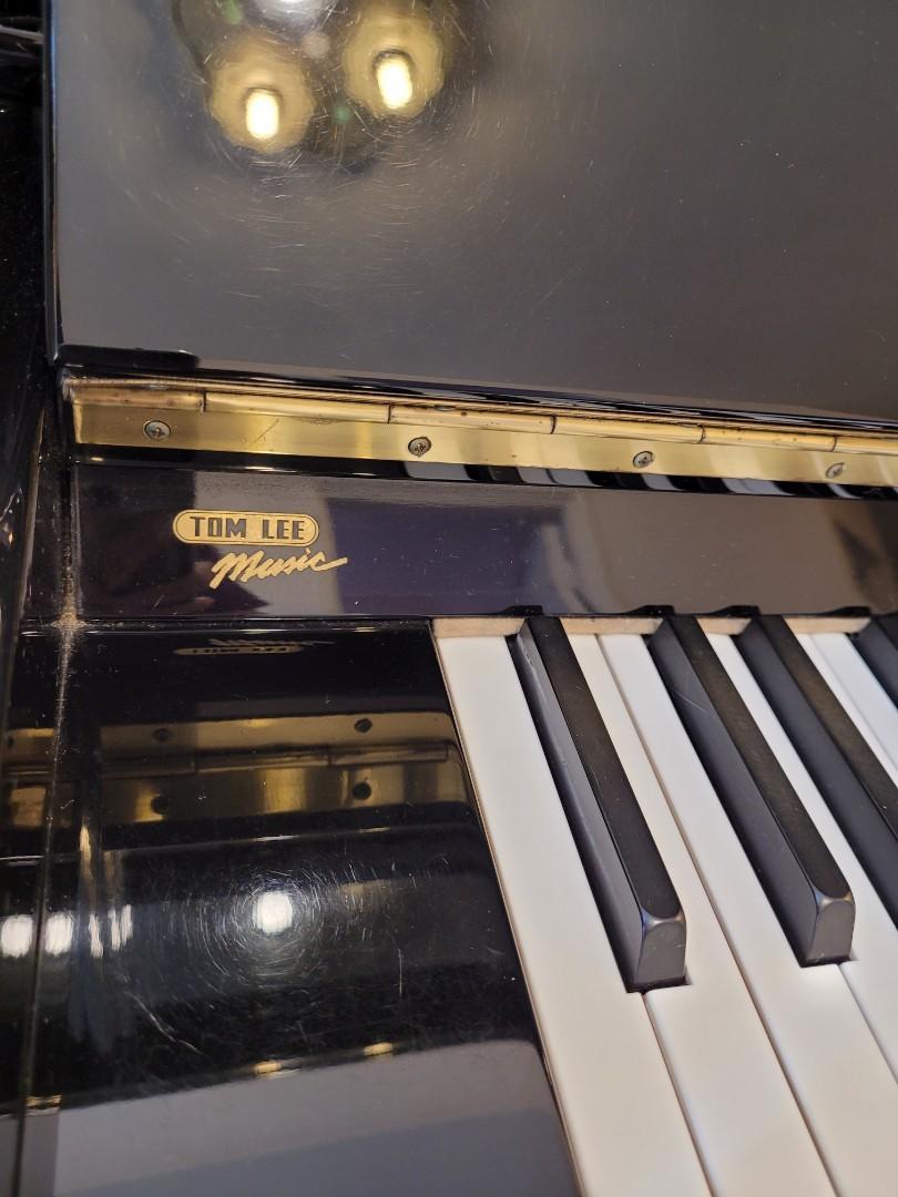 直身鋼琴500元移民急讓通利購買Upright piano buy at Tom Lee, 興趣及遊戲, 音樂、樂器& 配件, 樂器-  Carousell