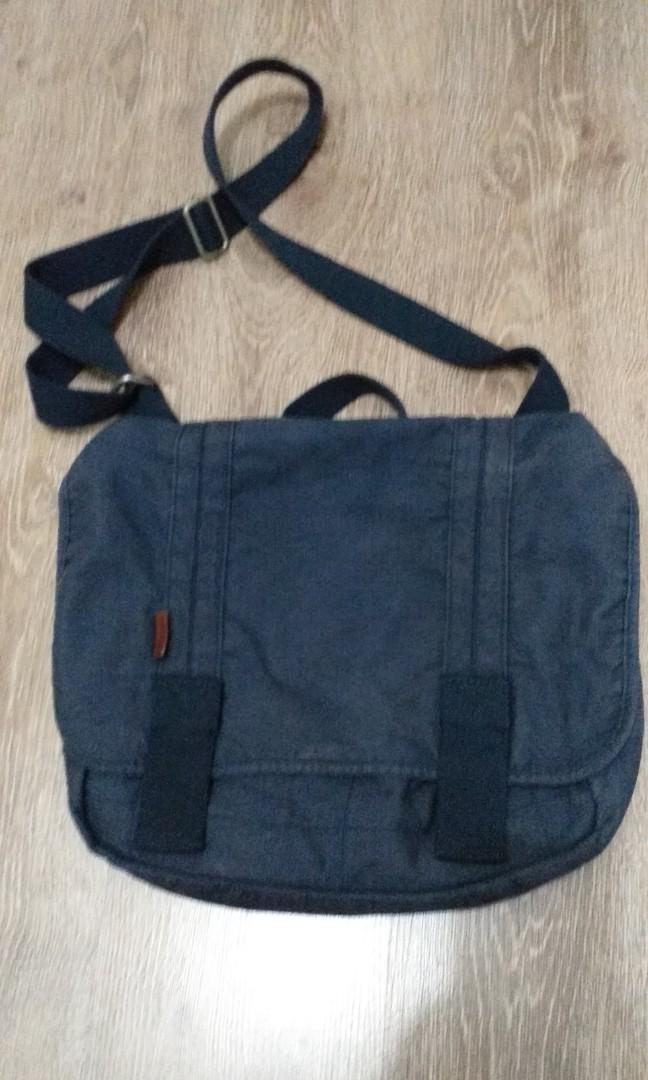 GAP Messenger Bag Men s Fashion Bags Sling Bags on Carousell
