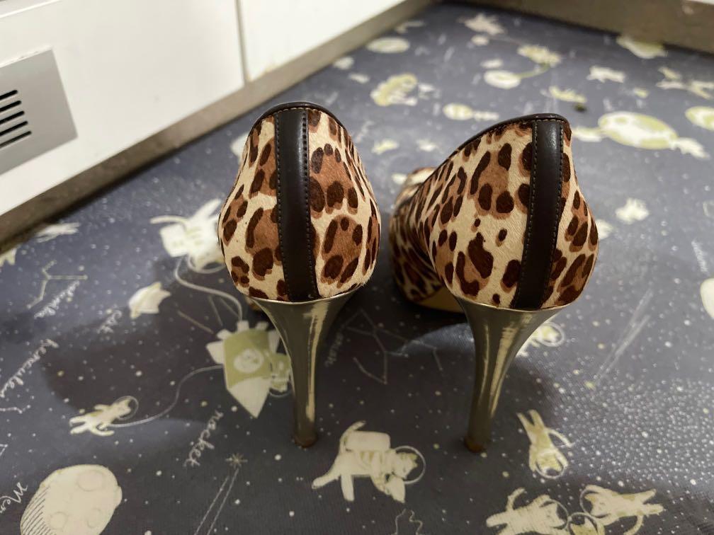 Guess leopard outlet print heels
