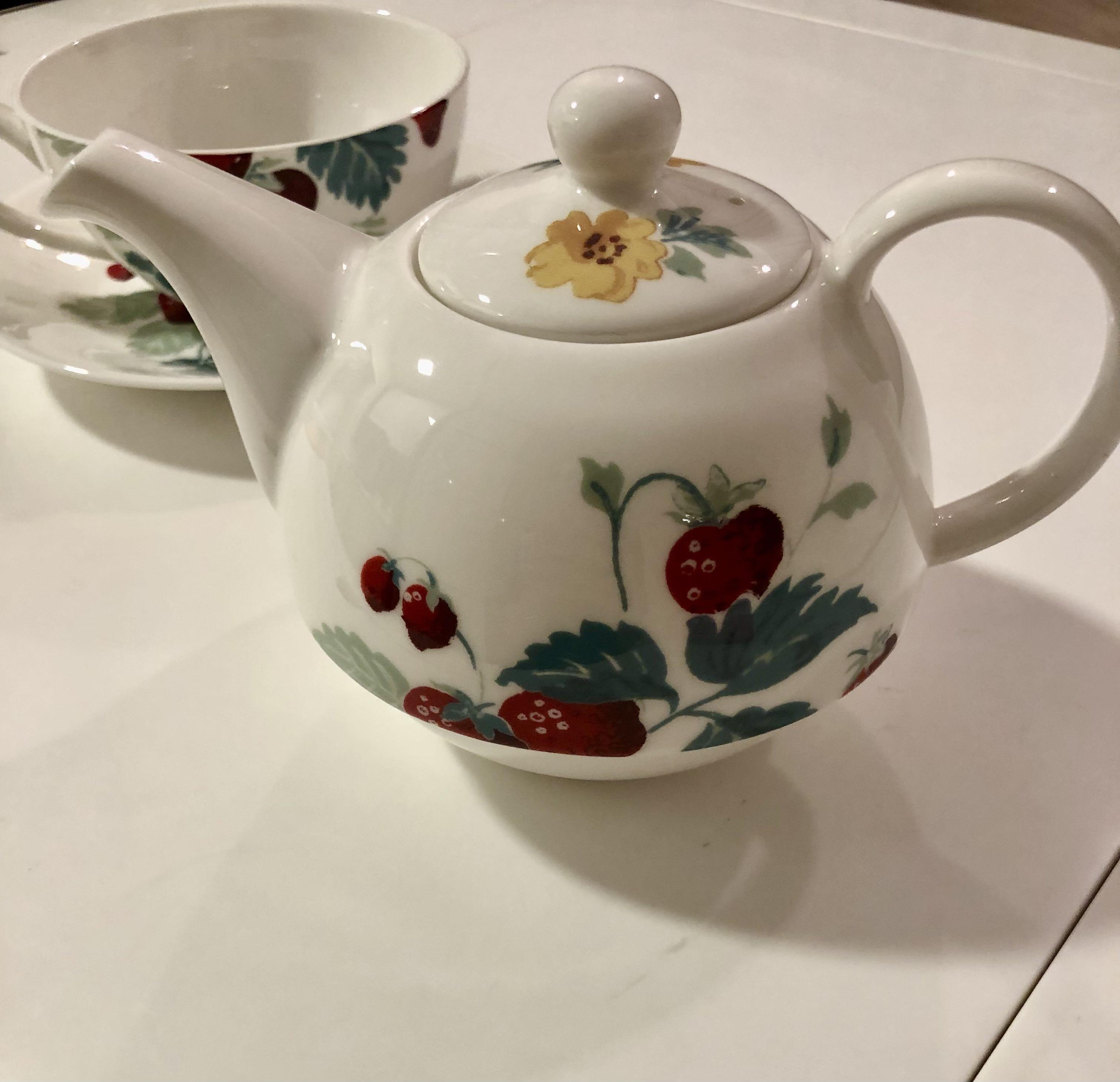 Laura Ashley teapot tea cup set, Furniture & Home Living, Kitchenware