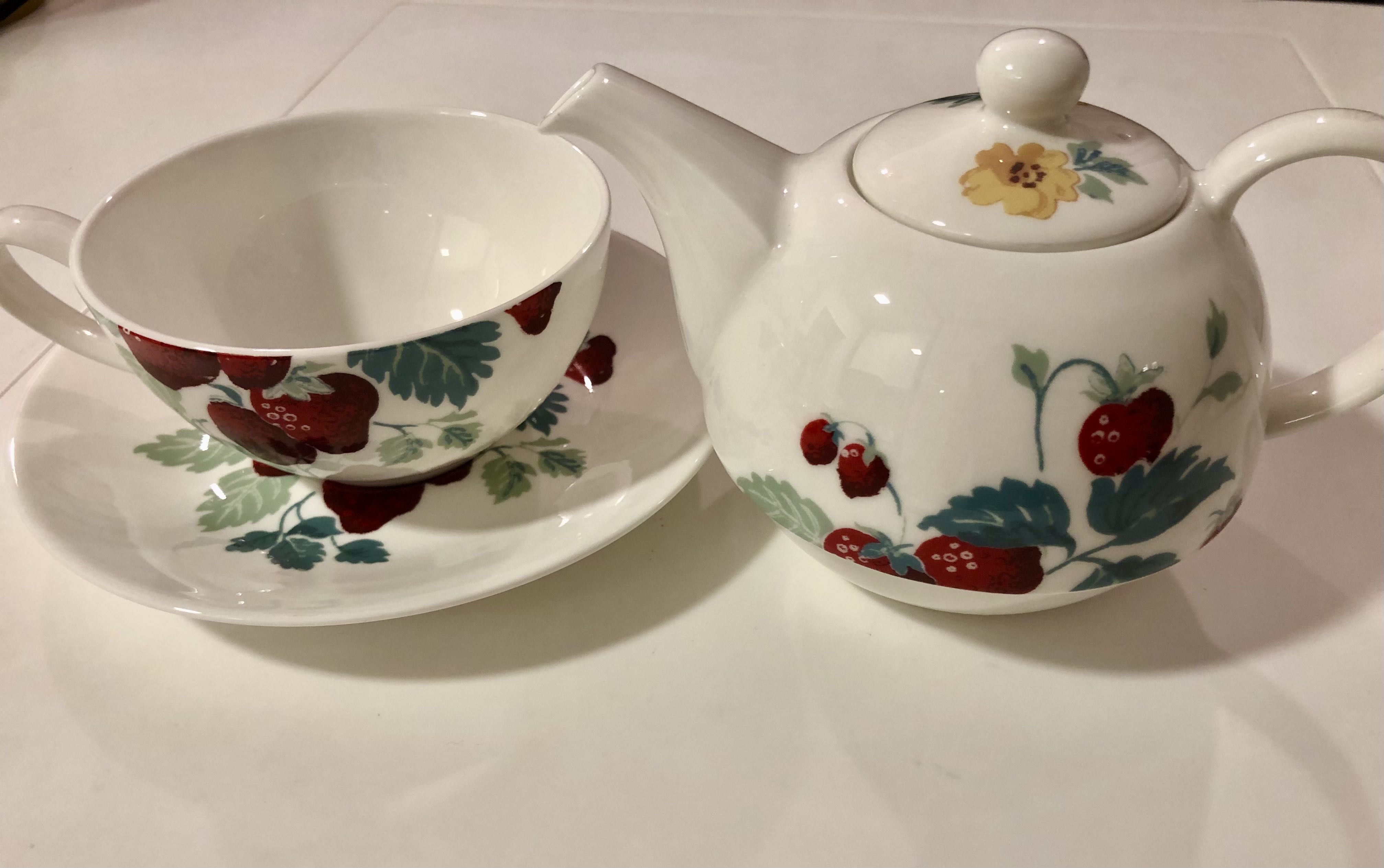 Laura Ashley teapot tea cup set, Furniture & Home Living, Kitchenware