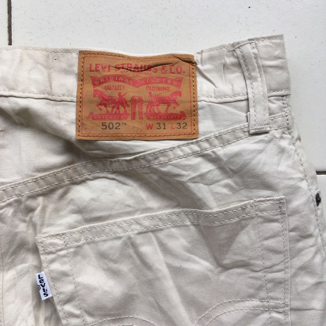 Levis 502 (size 31), Fesyen Pria, Pakaian , Bawahan di Carousell