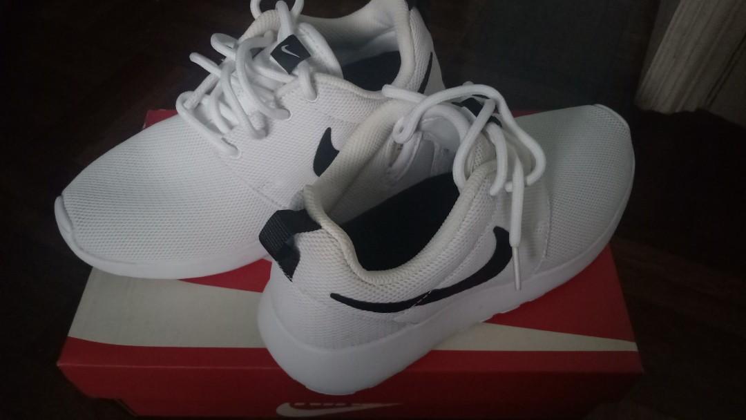 White nike roshe hot sale womens with black swoosh