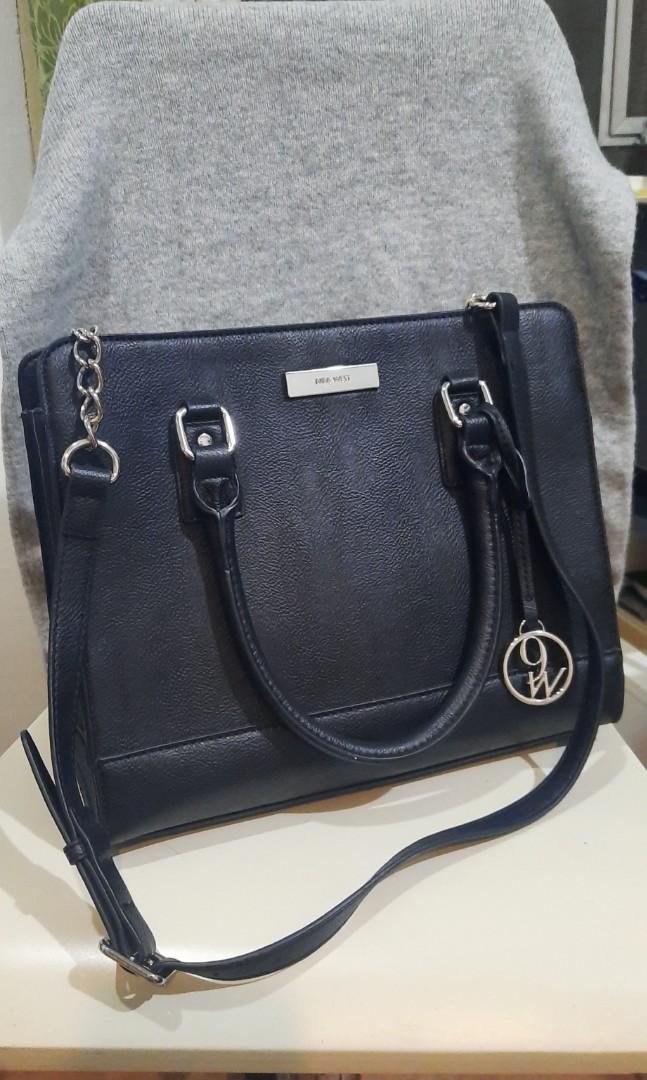 Nine West Black Leather Bag (Category: Luxury Bags & Wallets) located in Paranaque City. Submitted by conrich (Listing ID 1147656744, Image 1). Description: Ninew West Leather Tags removed..