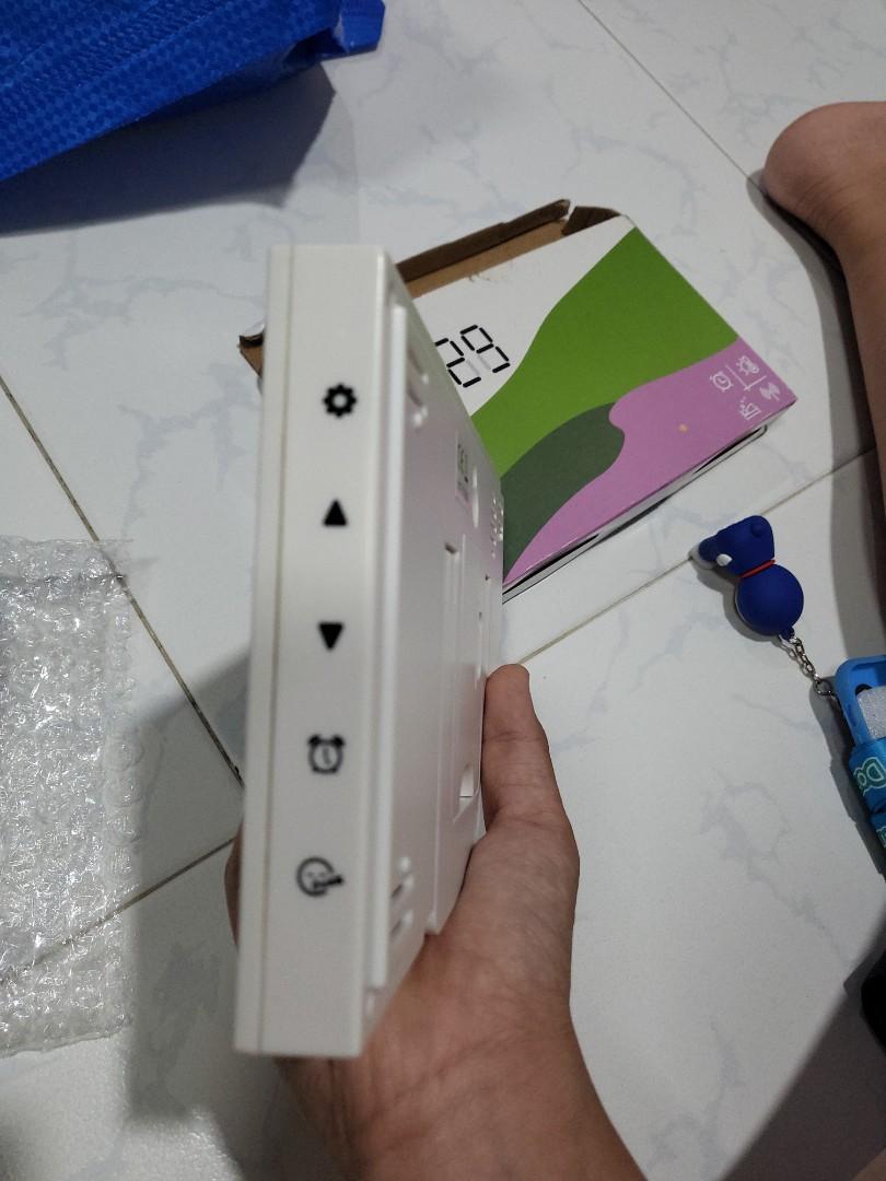 Quigo digital clock, Furniture & Home Living, Home Decor, Clocks on