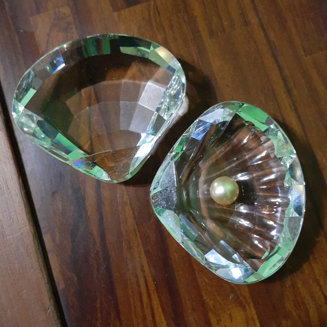 Swarovski open clam shell with pearl, Hobbies & Toys, Memorabilia ...