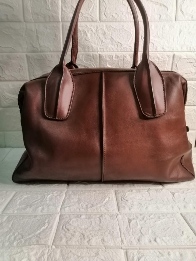 TOD'S D Bag Burgundy Leather (Category: Luxury Bags & Wallets) located in Las Pinas. Submitted by etoksi1234 (Listing ID 1147584802, Image 1). Description: Pre-loved TOD'S D Bag Burgundy Leather... With normal signs of usage and rubber lining issue... With provision for sling but no sling included... Zip closure... Coded... Size: L-16" x H-10" x D-6" Please manage your expectations. All sales are final. Kindly examine pictures carefully when buyi