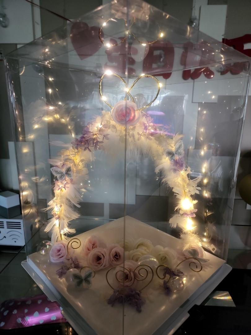 Transparent cake box with pretty deco light