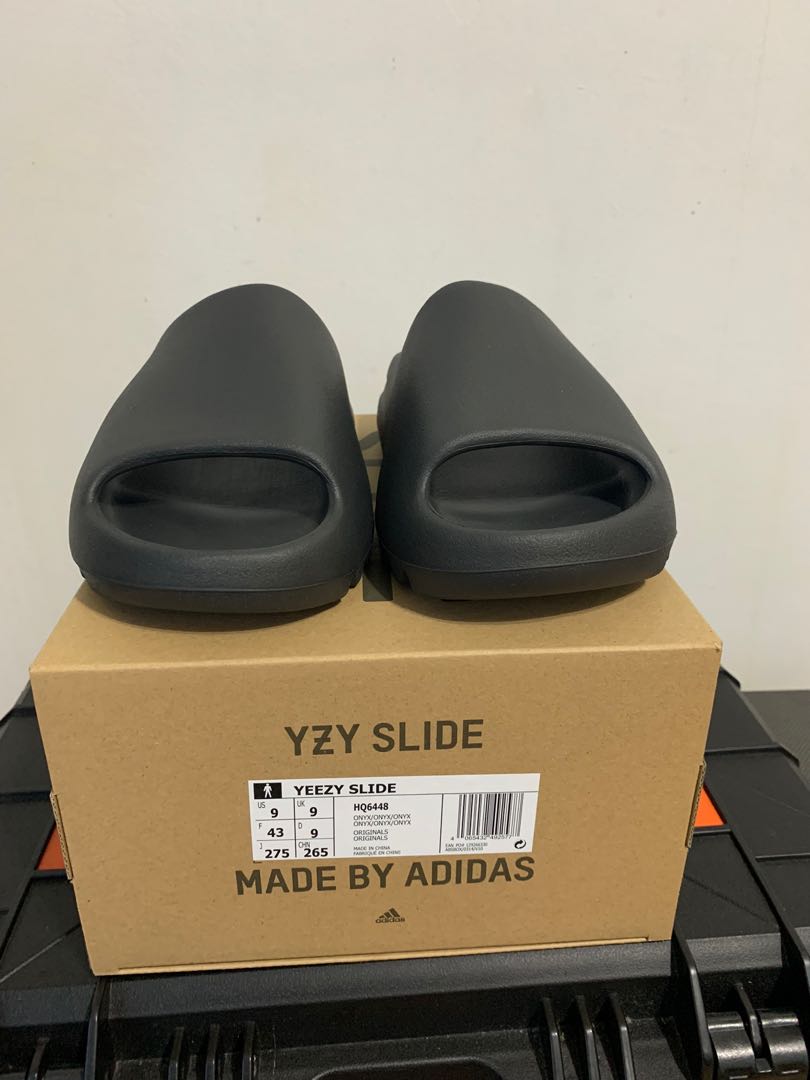Yeezy Slides Onyx 9us, Men's Fashion, Footwear, Flipflops and Slides on  Carousell