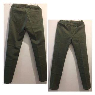Celana Panjang Uniqlo warna hijau army