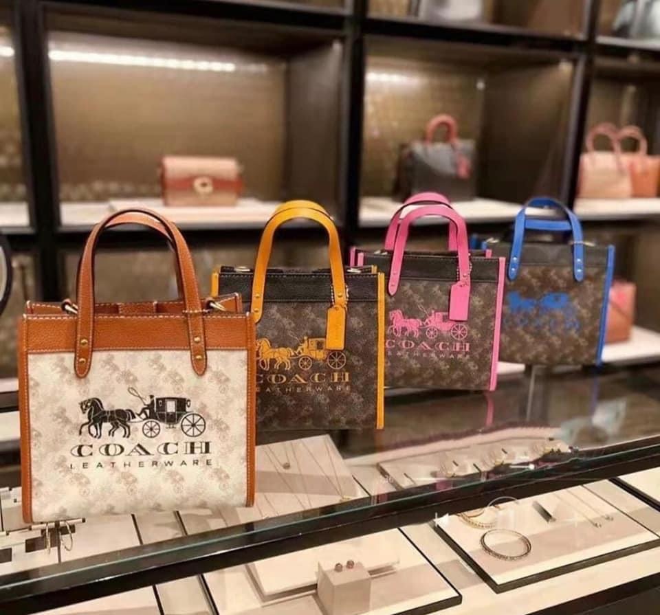 Coach Field Tote 22 with Horse & Carriage Print, Women's Fashion, Bags &  Wallets, Purses & Pouches on Carousell