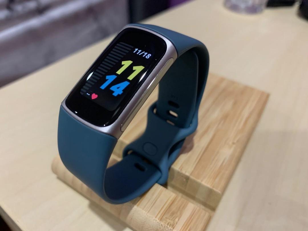 Fitbit charge 5 (warranty till Dec 2024), Men's Fashion, Watches