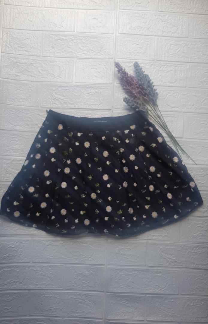 Korean Skort | Short Skirt | Mesh Daisy embroi (Category: Skirts) located in Imus. Submitted by emerald_collection (Listing ID 1147727770, Image 1). Description: Korean Skorts | Daisy Embroi | Mesh Size: 26 Length:13.5" Like New Condition no flaws Pls manage expectation since ur dealing with preloved clothes wash before wear it. ShopeePay and Shopee checkout only..