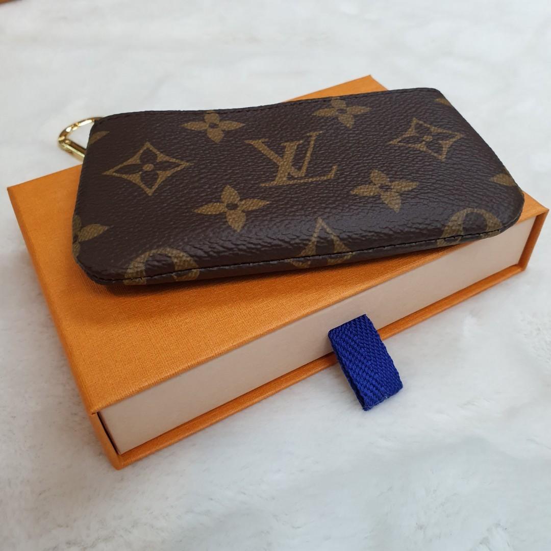LV Passport / Document Holder (Etui Voyage), Luxury, Bags & Wallets on  Carousell