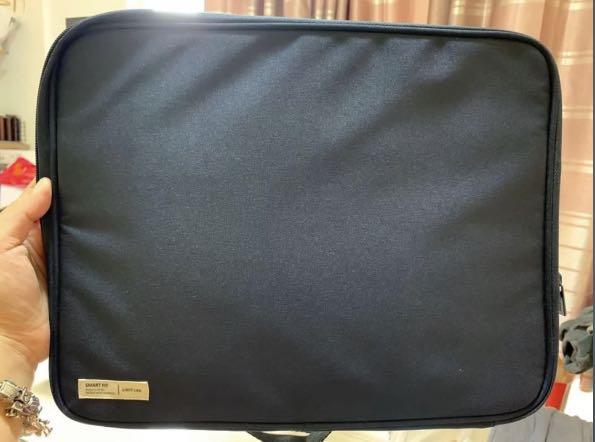 SMART FIT LIHIT LAB CLUTCH BAG (Category: Laptops & Notebooks) located in Cavite. Submitted by 4ckids (Listing ID 1147783974, Image 1). Description: Please see original posting in my ads list to see more photos Original price in store is 2099php.