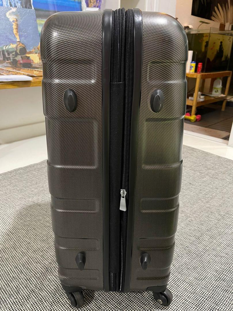 American Tourister Luggage medium size 68cm, Hobbies & Toys, Travel