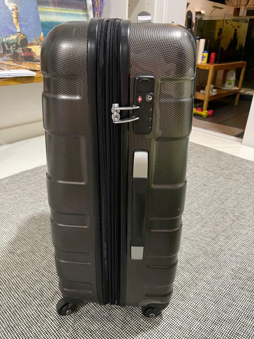 American Tourister Luggage medium size 68cm, Hobbies & Toys, Travel
