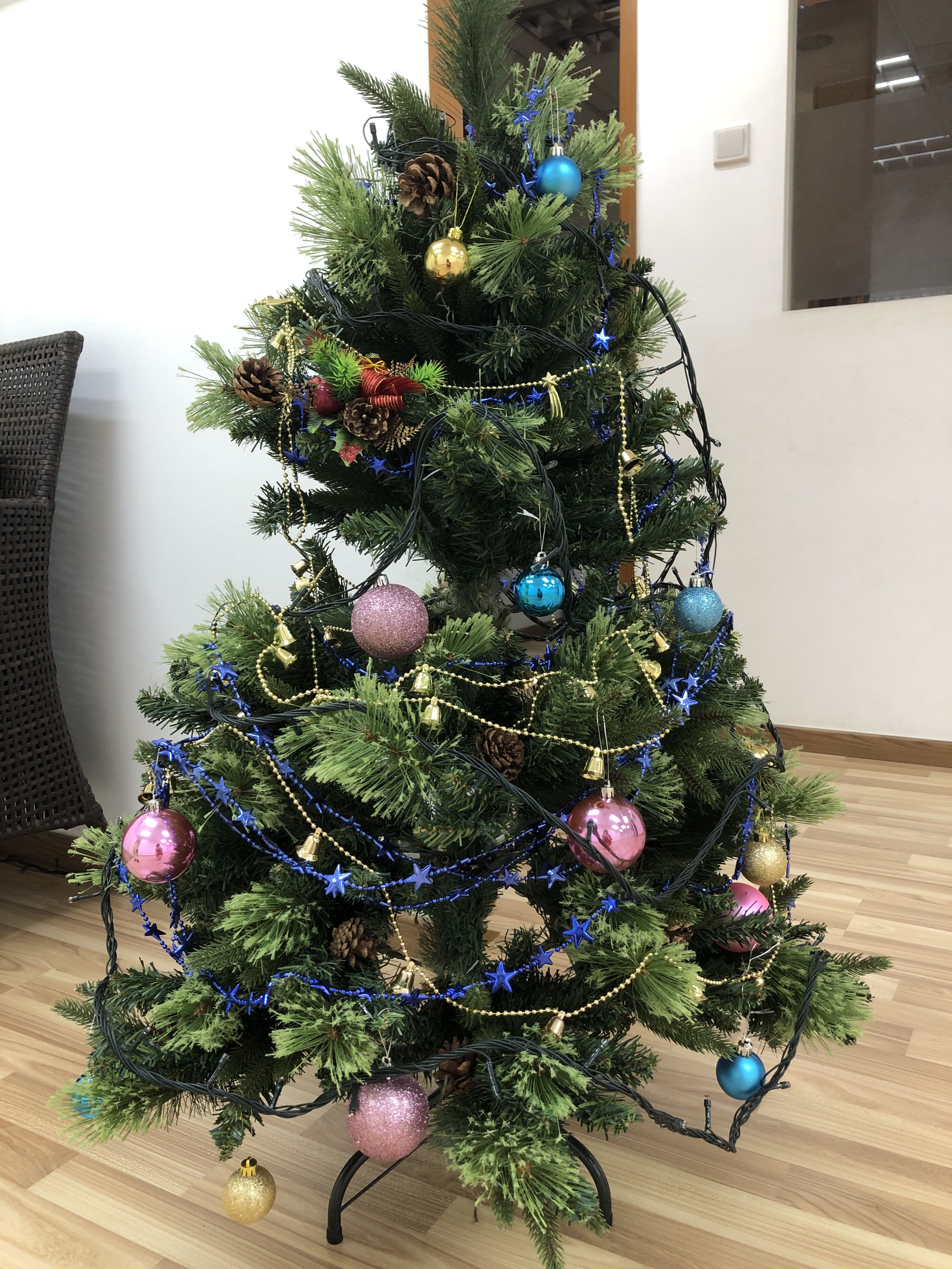 Fire-Sale!!! Christmas Tree (With Decorations Included), Furniture & Home Living, Home Decor, Other Home Decor On Carousell