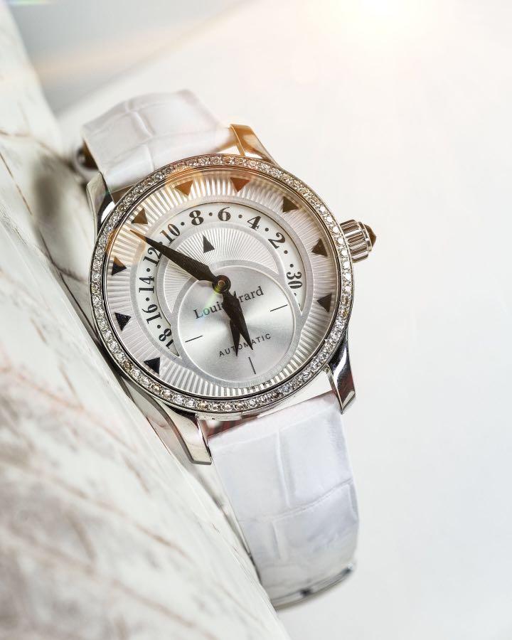 White hand watch hot sale