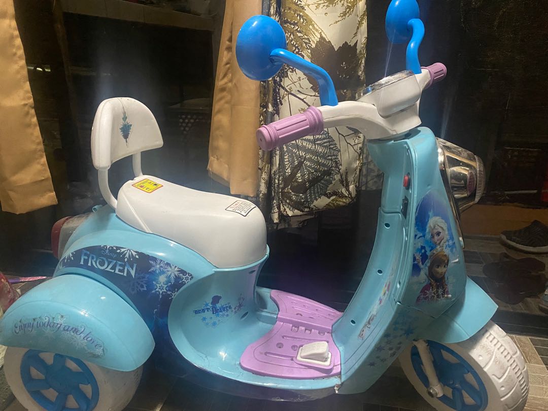 Kids electric scooter / frozen electric scooter, Babies & Kids, Going
