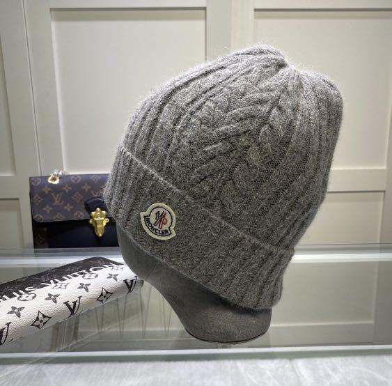 MONCLER ファー付きニット帽 羊毛70% カシミヤ30%シルバーフォックス MONCLER ファー付きニット帽 羊毛70% カシミヤ30%シルバー