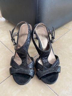 (Category: ) located in . Submitted by grey.apparel (Listing ID 1147953048, Image 1). Description: .