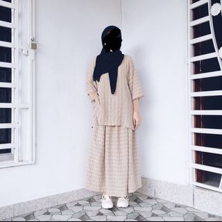 (Category: ) located in . Submitted by selfwardrobe17 (Listing ID 1148007318, Image 1). Description: .