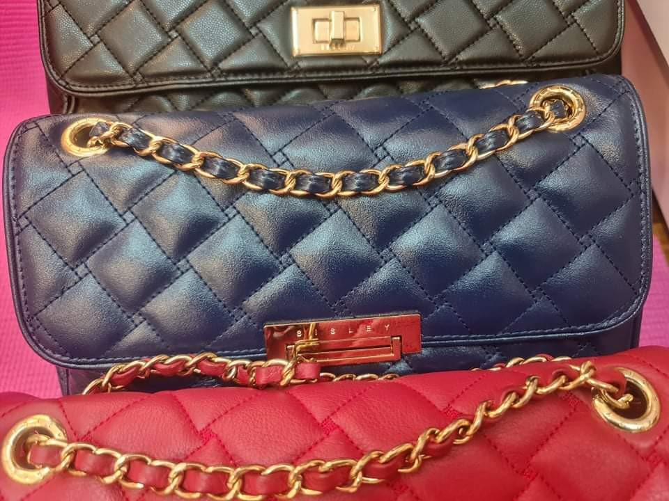 All Original💯 Sisley&lovecat Bag (Category: Luxury Bags & Wallets) located in Las Pinas. Submitted by ipsfontillas (Listing ID 1152395190, Image 3). Description: for bundle resellers price all original.