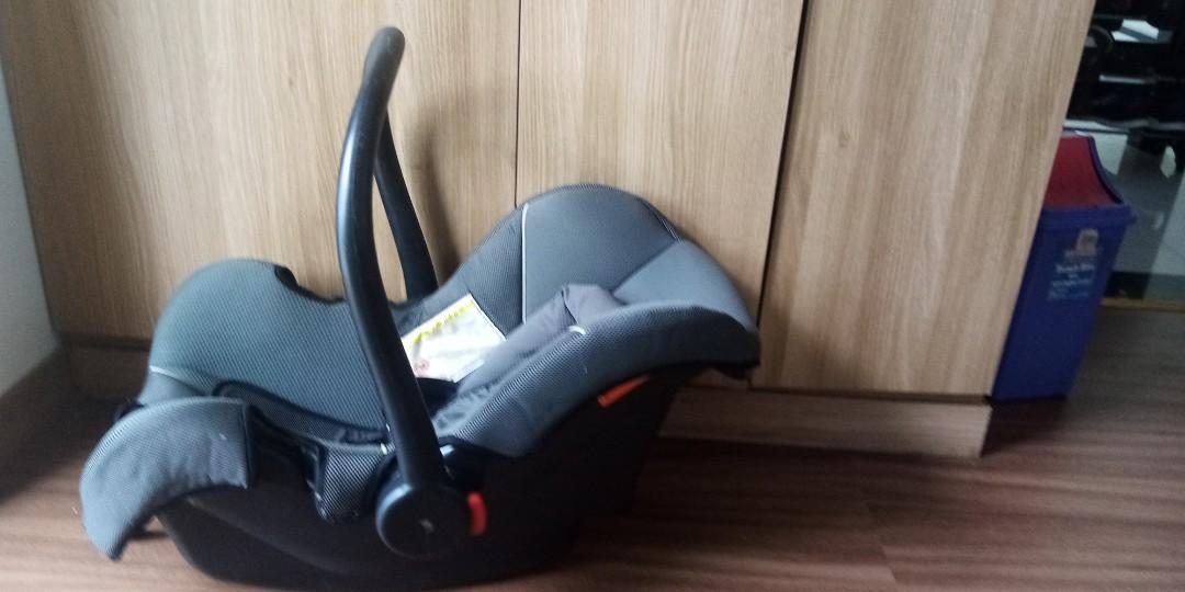 Giant Carrier Baby Car seat/ Carrier / Rocker, Babies & Kids, Going Out