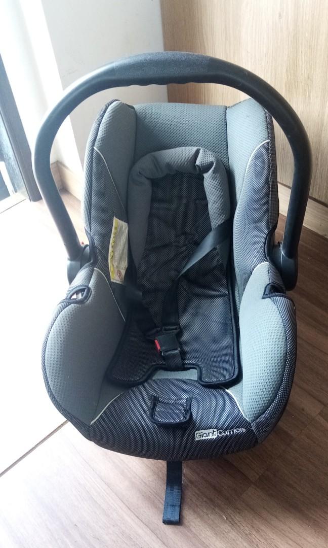 Giant Carrier Baby Car seat/ Carrier / Rocker, Babies & Kids, Going Out