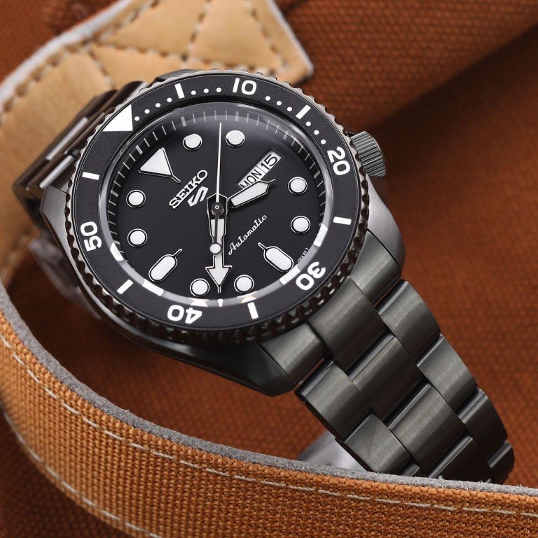 Seiko black bracelet hotsell
