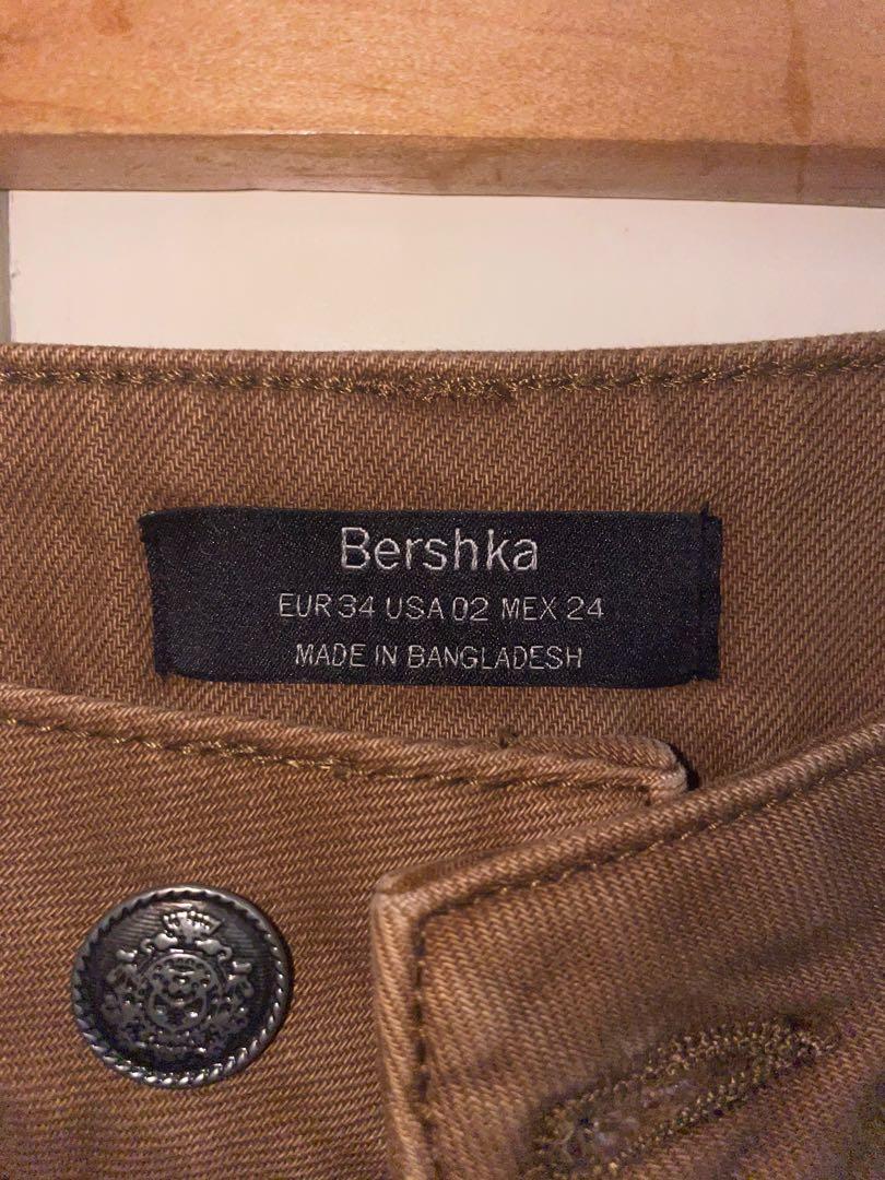 Brown Mom Jeans [BERSHKA] (Category: Jeans) located in Quezon City. Submitted by dunkingoughnuts (Listing ID 1154152868, Image 3). Description: RFS: Does not fit anymore Used: Only Twice Bought: Late 2019 (You may also check Bershka’s catalog on this year for the exact same pants) .