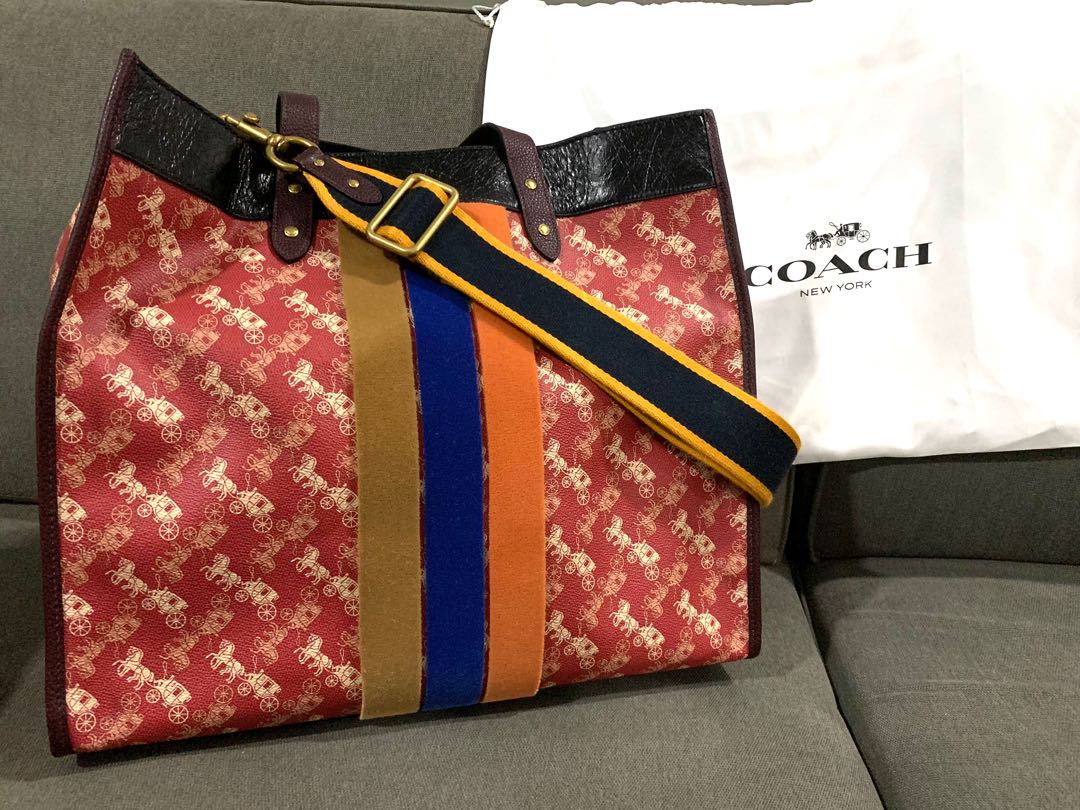 Field tote 40 with horse and carriage 2025 print and varsity stripe
