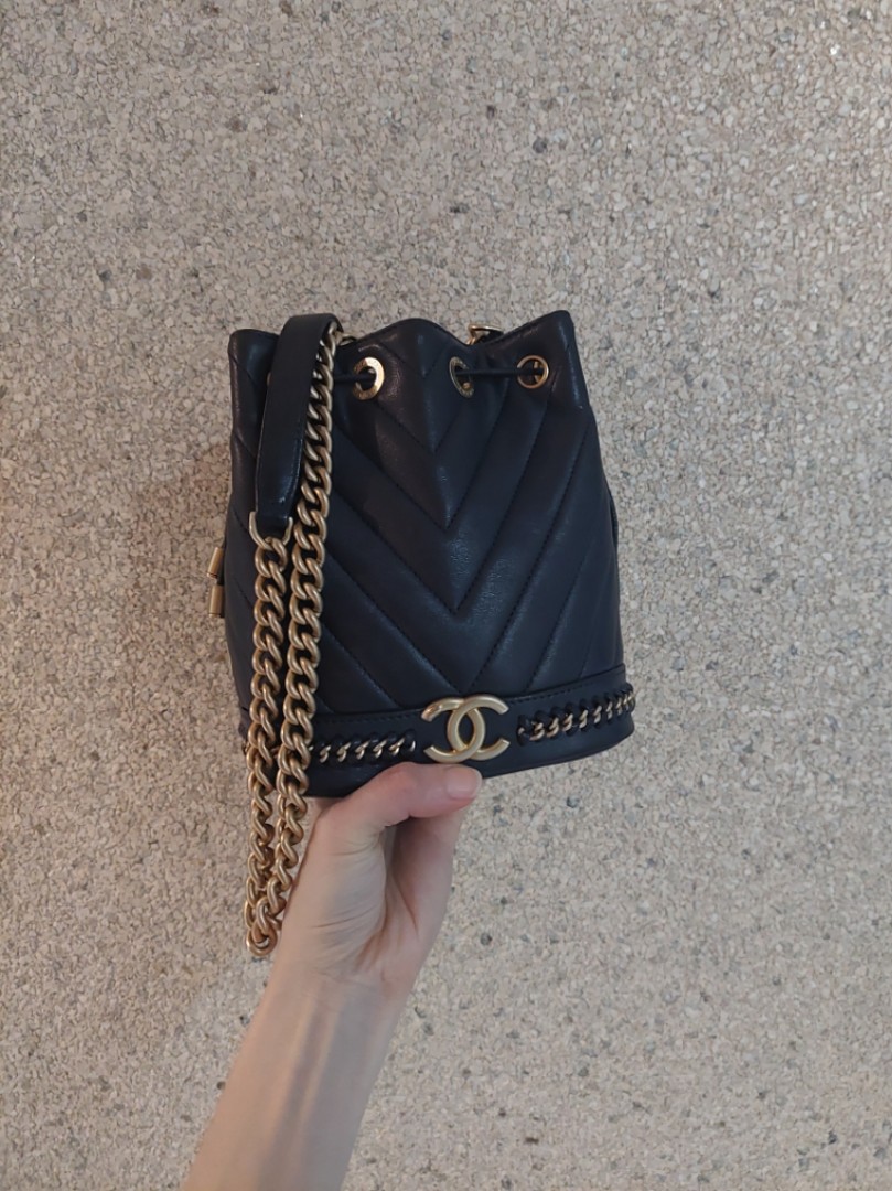 Great condition chanel paris cosmopolite small drawstring bag in dark grey calfskin and antique gold hardware