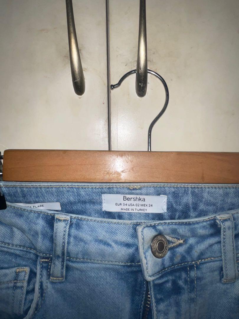 Kick Flare Light washed Jeans [BERSHKA] (Category: Jeans) located in Quezon City. Submitted by dunkingoughnuts (Listing ID 1154153050, Image 3). Description: RFS: Does not fit anymore 😞 Used: more than twice Can be bundled to other pants on my catalog/profile.