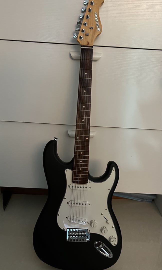 Suzuki electric guitar, Hobbies & Toys, Music & Media, Musical