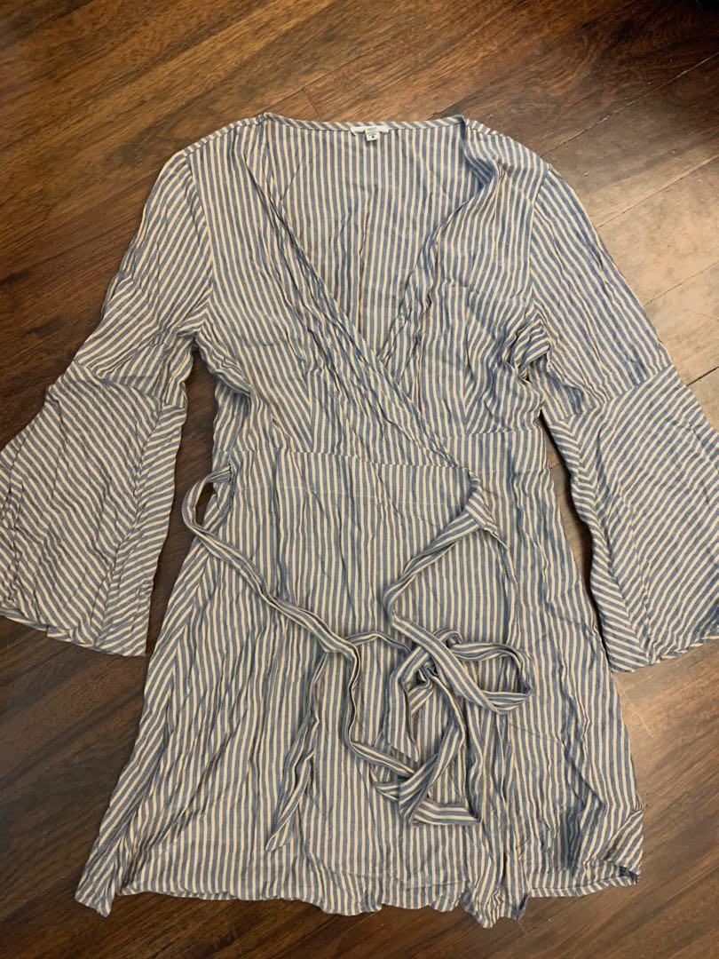 Urban outfitters wrap dress, 其他, 其他- Carousell